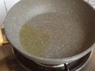 4、花胶焖鸡,锅里加油，烧热。