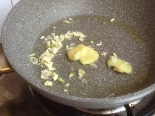 5、花胶焖鸡,加入姜片和蒜蓉。