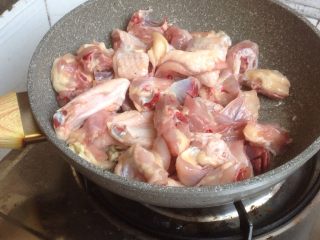 6、花胶焖鸡,倒入鸡块。