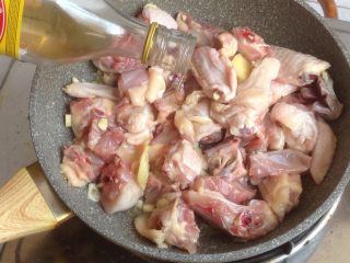7、花胶焖鸡,拉入料酒，煸炒几下