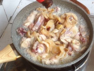 9、花胶焖鸡,加入蚝油