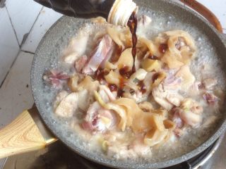 10、花胶焖鸡,倒入酱油。