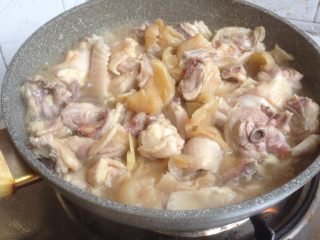 11、花胶焖鸡,加入葱头，加盖焖煮15分钟左右。