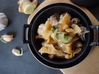 12、花胶焖鸡,很惹味的花胶焖鸡就做好了。