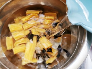 4、腐竹炒木耳,加入一勺水