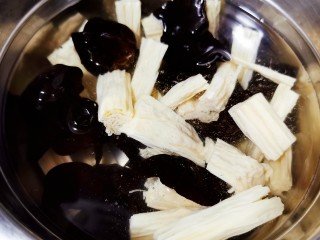 6、腐竹炒木耳,泡至腐竹变软，木耳展开