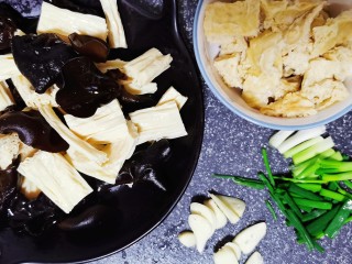 7、腐竹炒木耳,再准备面筋，小葱切断，大蒜切片