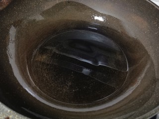 8、腐竹炒木耳,热锅凉油