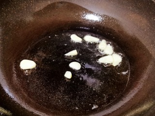 9、腐竹炒木耳,放入蒜片炒出香味