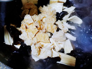 11、腐竹炒木耳,放入面筋翻炒均匀
