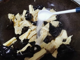 12、腐竹炒木耳,加入盐