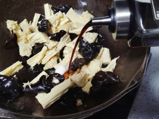 13、腐竹炒木耳,生抽