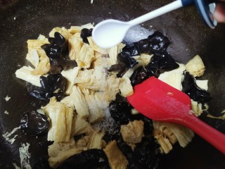 14、腐竹炒木耳,白糖