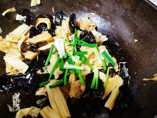 16、腐竹炒木耳,最后放入小葱关火