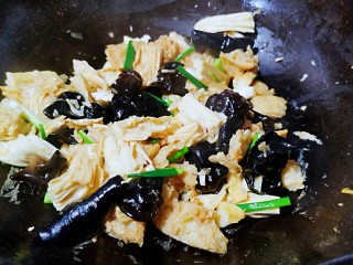 17、腐竹炒木耳,快速翻炒均匀即可出锅