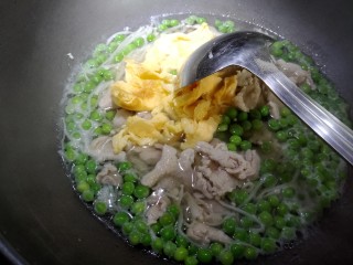 9、翡翠蛋花肉,然后放入肉片,鸡蛋。煮两分钟。