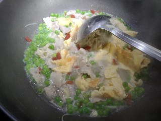 10、翡翠蛋花肉,快起锅时候放入枸杞子。就好啦~