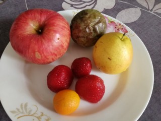 1、缤纷水果茶,准备水果，洗干净。