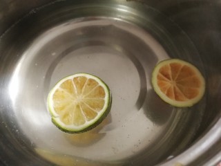 2、缤纷水果茶,2片冻干青柠，加入800ml清水里煮开。