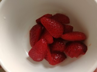 3、缤纷水果茶,草莓切块。