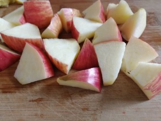 5、缤纷水果茶,苹果切小块。