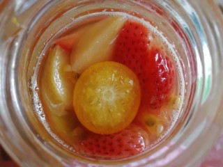 14、缤纷水果茶,把煮好的果茶倒入杯中。