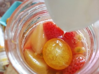 15、缤纷水果茶,不烫的时候加适量蜂蜜调味。