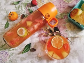 16、缤纷水果茶,果香四溢。