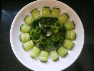 4、凉拌黄瓜卷,短小的部分也都卷成卷儿，放中间