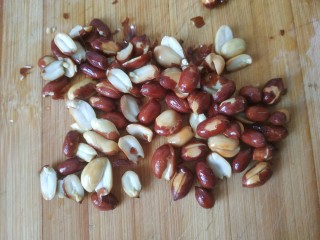 7、凉拌黄瓜卷,把炸好的花生米放到案板上，用刀拍碎