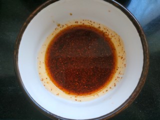 11、凉拌黄瓜卷,加入三勺生抽，两勺醋