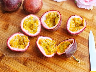 5、百香果柠檬蜂蜜水,百香果从中间切开备用。