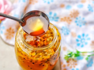 11、百香果柠檬蜂蜜水,最后淋上厚厚蜂蜜即可。