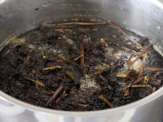 2、百变水果 八宝芋圆烧仙草,将烧仙草在水里泡上几分钟，然后清洗干净。加入约1000克的清水，用大火烧开后转小火，炖上大约一个小时，煮出仙草的粘液。