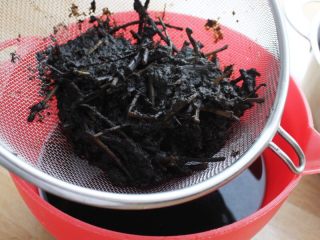 3、百变水果 八宝芋圆烧仙草,然后过滤出仙草汁水。