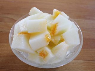 11、百变水果 八宝芋圆烧仙草,将甜瓜切成小块。