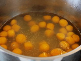 10、百变水果 八宝芋圆烧仙草,烧开半锅水，下芋圆，煮到芋圆漂浮上来就熟了。