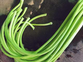 1、肉末炒蒜苔,蒜苔冲洗干净，控干水分。