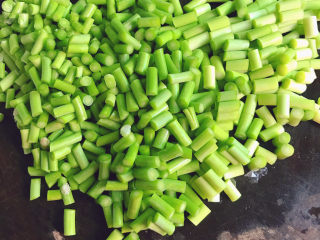 2、肉末炒蒜苔,切成粒