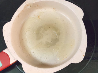 3、肉末炒蒜苔,热锅冷油