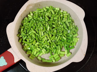 4、肉末炒蒜苔,放入蒜苔粒