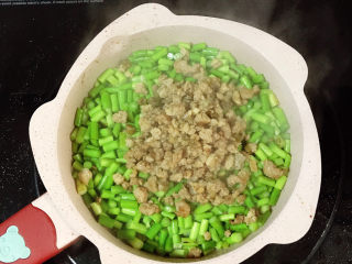 6、肉末炒蒜苔,放入自制的肉臊子