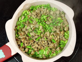 7、肉末炒蒜苔,放姜粉