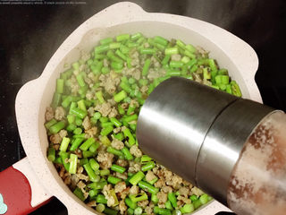 8、肉末炒蒜苔,放盐