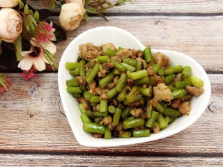 9、肉末炒蒜苔,炒熟