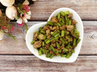 10、肉末炒蒜苔,装盘食用。