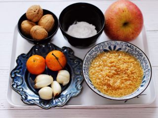 1、百合酒酿苹果核桃羹,首先备齐所有的食材。