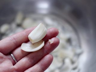 2、百合酒酿苹果核桃羹,现在来处理新鲜百合 把百合用刀切出根部和尾部，再一片片扒出来洗净备用。