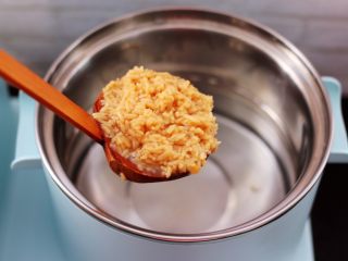 7、百合酒酿苹果核桃羹,汤锅里倒入适量的清水，先把酒酿倒入锅中。