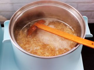 9、百合酒酿苹果核桃羹,打开锅盖看见锅中汤汁变得粘稠时。